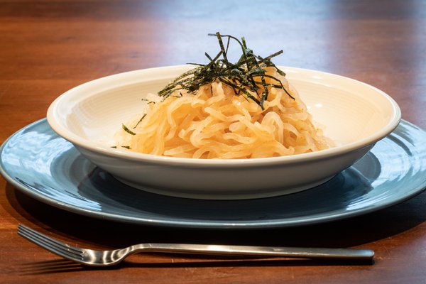 iimono Dry Shirataki Noodle mit Mentaiko und Seegras garniert